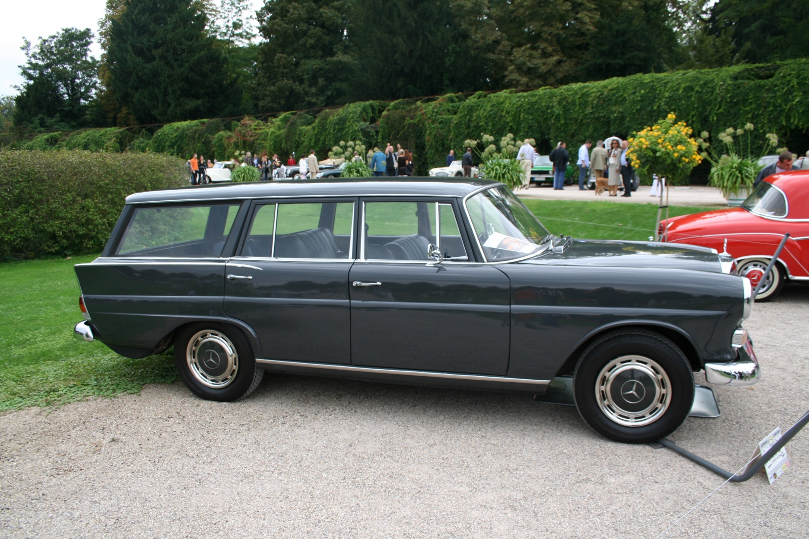 Mercedes Benz 230 Universal W 110