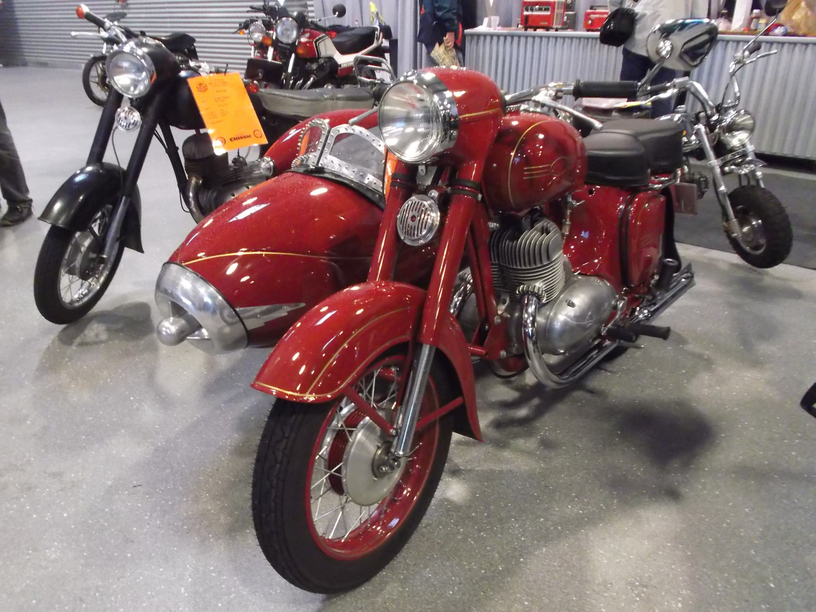 Jawa 354 mit Beiwagen von Duna