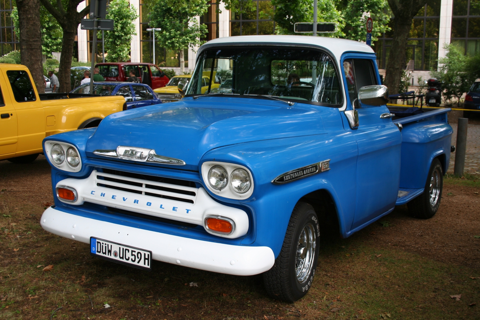 Chevrolet Apache C32