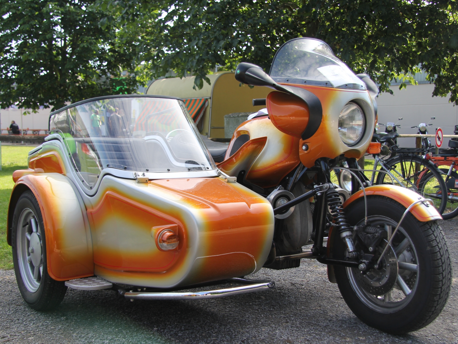 BMW R 90 S mit Beiwagen