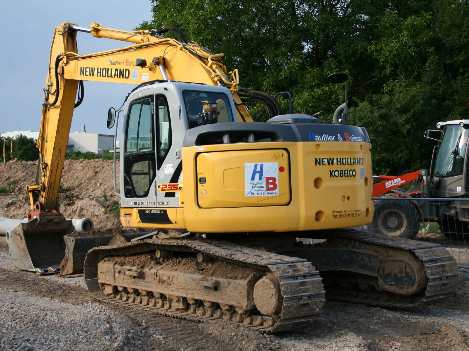 New Holland Kobelco E235B