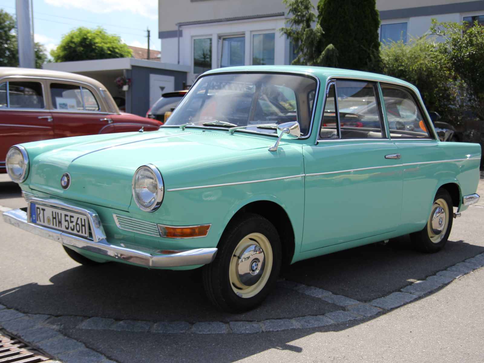 BMW 700